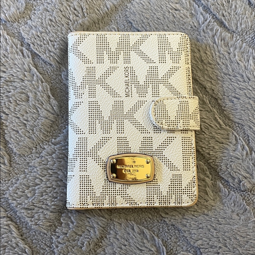 Michael Kors Passport Holder - Picture 2 of 4